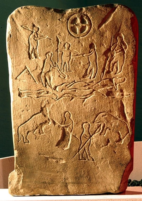 foto 2 Lato con scene di guerra e di caccia della stele al museo L. Pigorini (Roma)